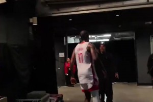 士气正旺！火箭赢下G5！赛后退场时候球员们士气大涨！