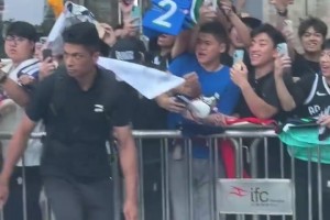 邓肯：天塌了！某野球场篮筐居然没有板 但爱好者也玩的起飞